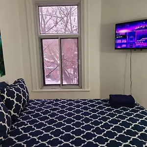 Full Kitchen \\ Tv + Netflix \\ B Montreal